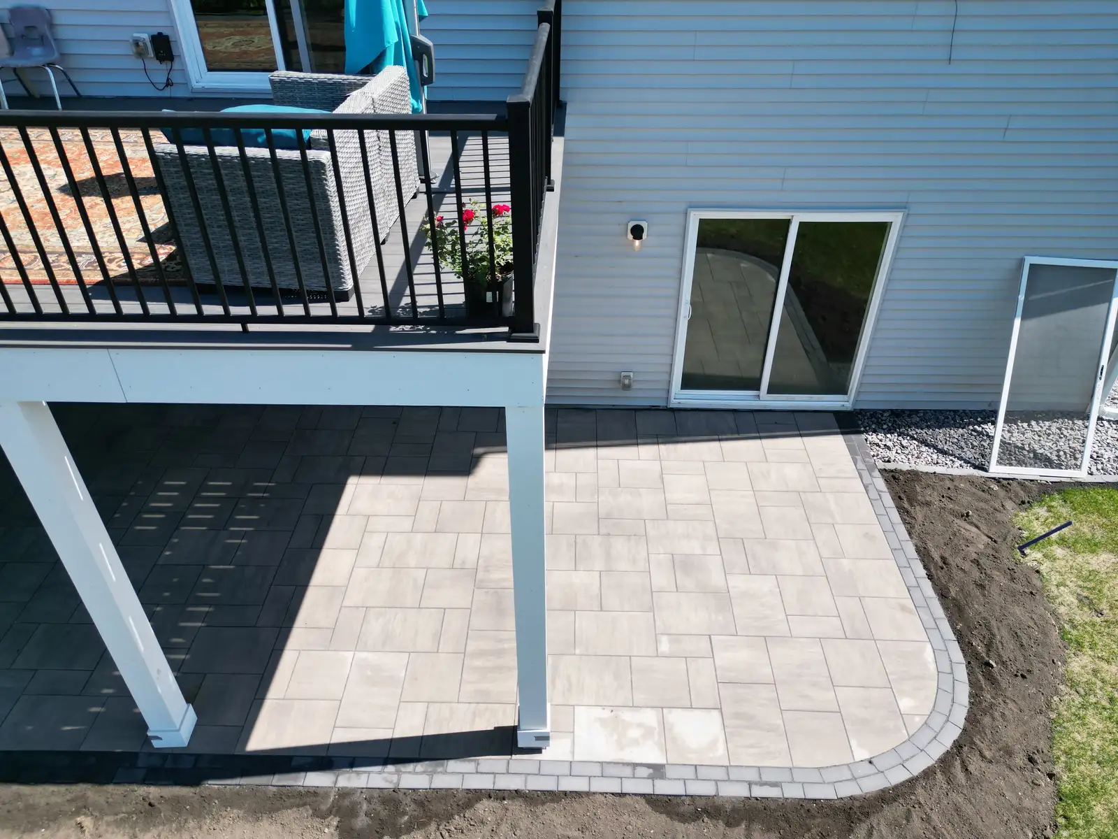 Completed County Materials paver patio with contrasting border in Wayzata, MN